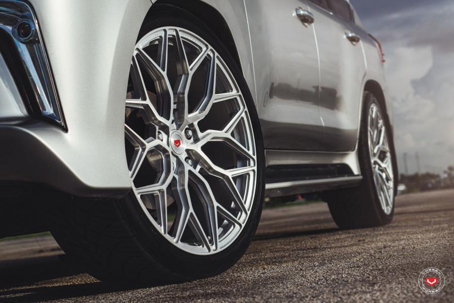 Детали экстерьера Lexus LX570 on Vossen Wheels (S17-01) 2018 года  (фото 8 из 14)
